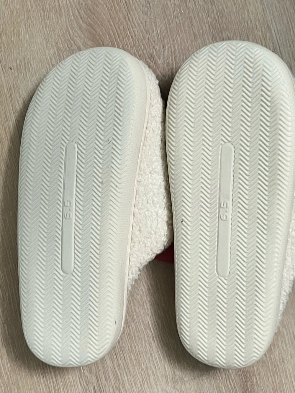 Ashland Cherry Slippers, Kids 6.5 (age 10/12)